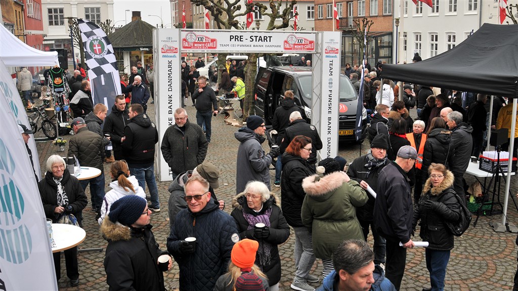 God snak, røverhistorie, varm kakao, snobrød og gamle biler er en god kombination ved PRE starten.
(Foto: Viggo Johansen, Rallypics.dk)